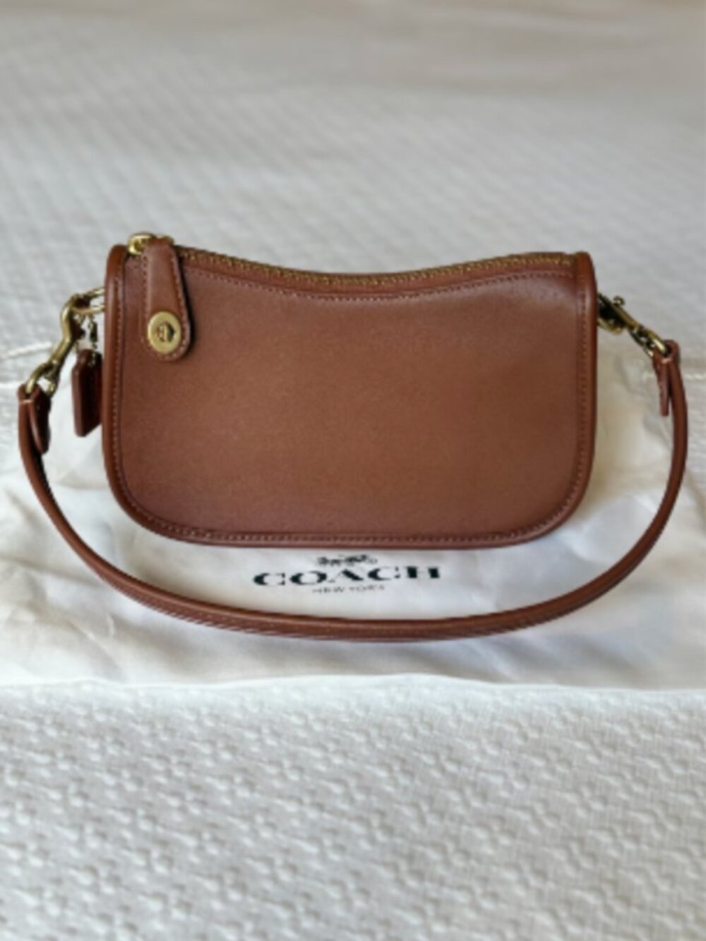 928 COACH Swinger 20 Glovetanned Leather Bag 1941 Saddle C2643 NEW NWOT